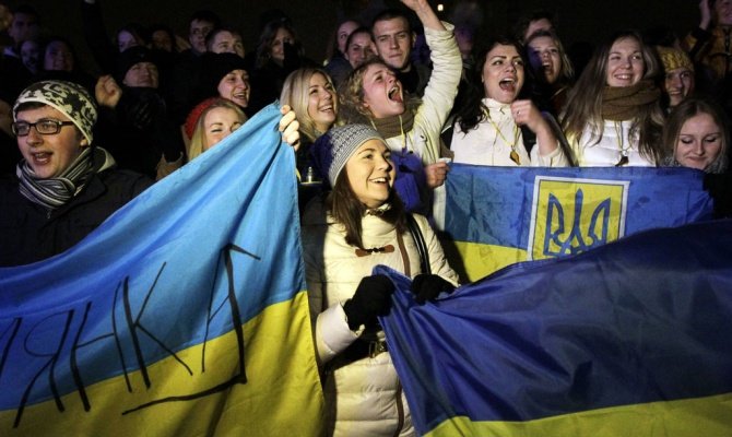 Незатейлевые новости: Евромайдан — стоит, ЕС — предлагает деньги, студенты — бастуют, а Янукович собрался на саммит в Вильнюс