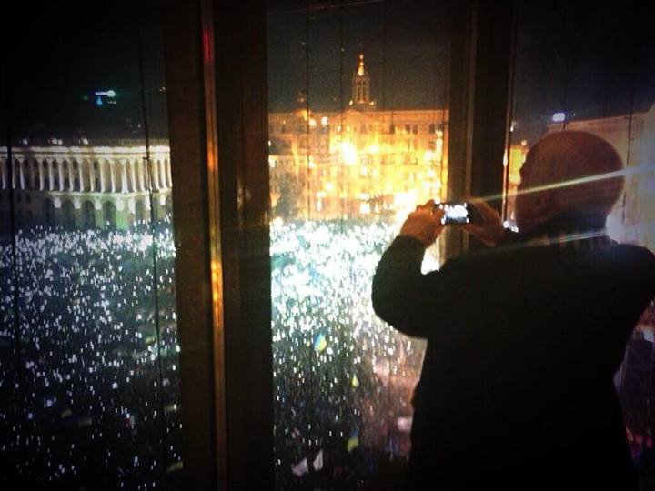 Американський сенатор фотографував Майдан зі словами: "Це дивовижно! Я ніколи не бачив нічого подібного!" (Відео)