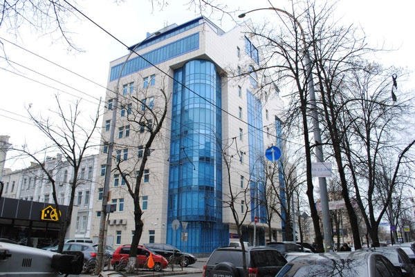 Активисты Майдана пикитируют офис Александра Януковича, а Азаров в отставку не собирается