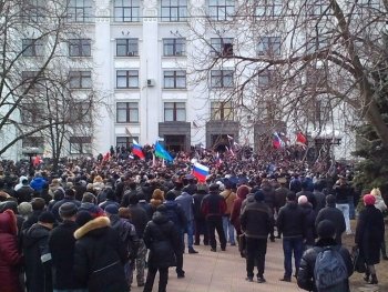 По путинскому сценарию: в Луганске пророссийские силы избили Евромайдан, захватили ОГА и вывесили флаг окупантов (Фото. Видео)