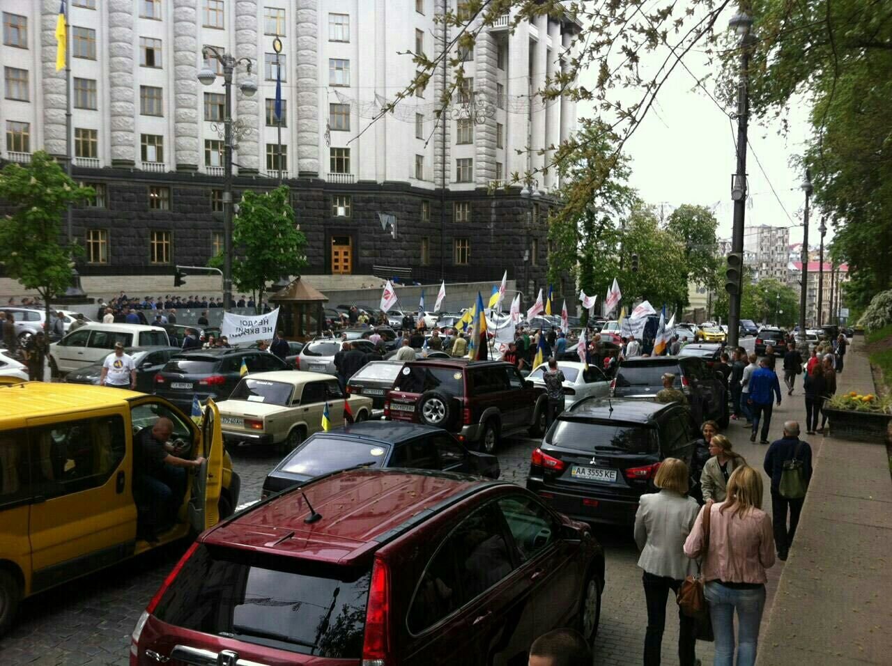 Митинг против повышения тарифов: по Грушевского ходили и дорогу перекрыли