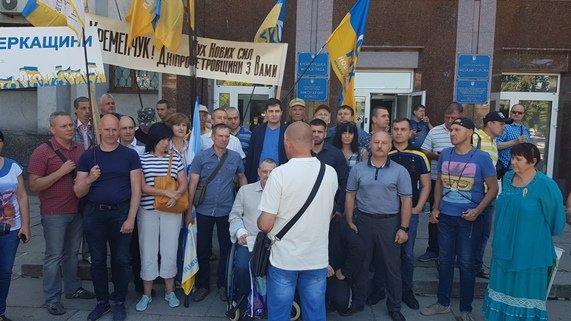 Запорізька делегація прийняла участь в пікетуванні міської ради в Кременчуці, де влада винна в побитті активіста (Фото. Відео)