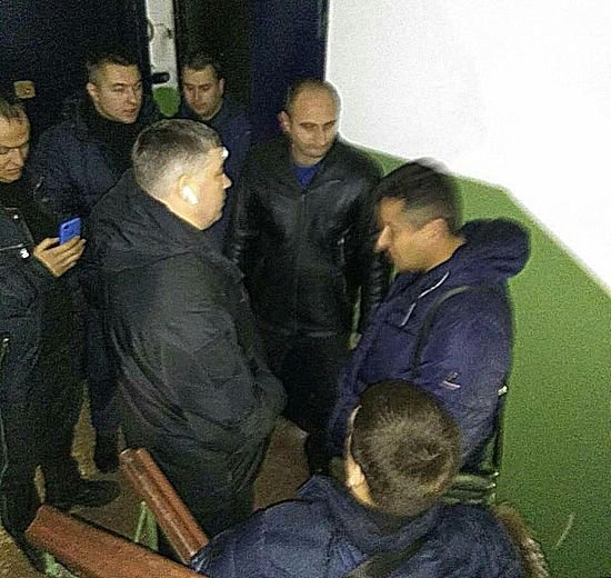 І мене в сім’ї великій, сім’ї вольній, новій, не забудьте випхать з хати чоботом по жопі! Або висілки по-запорізьки