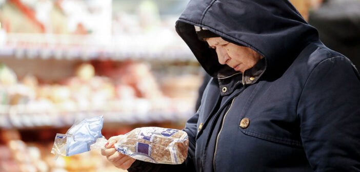 До чего довело раболепство: в России введут продуктовые карточки, а зарплата в $100 будет считаться очень приличной