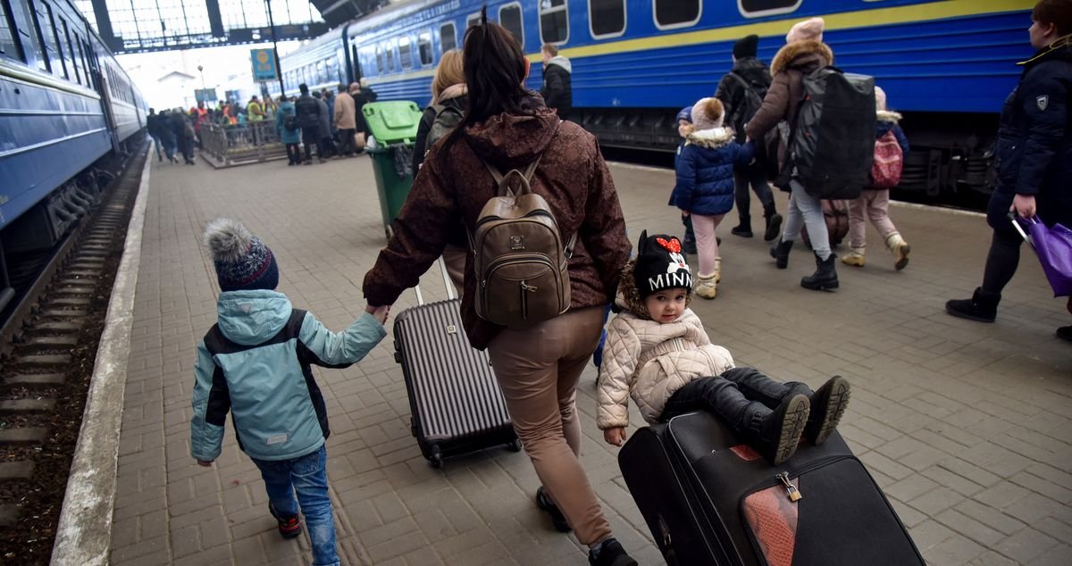 Як біженцям виїхати з України та вивезти дитину