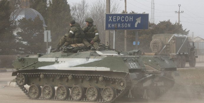 Як мешканці окупованого Херсону виїздять з міста: “Кожен блокпост – це лотерея, сподобаєшся ти окупантам чи ні” (Фото)