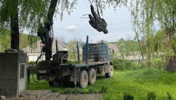Дерусифікація... Цікаві факти щодо процесу скидання російських пам’ятників в Україні (Фото)