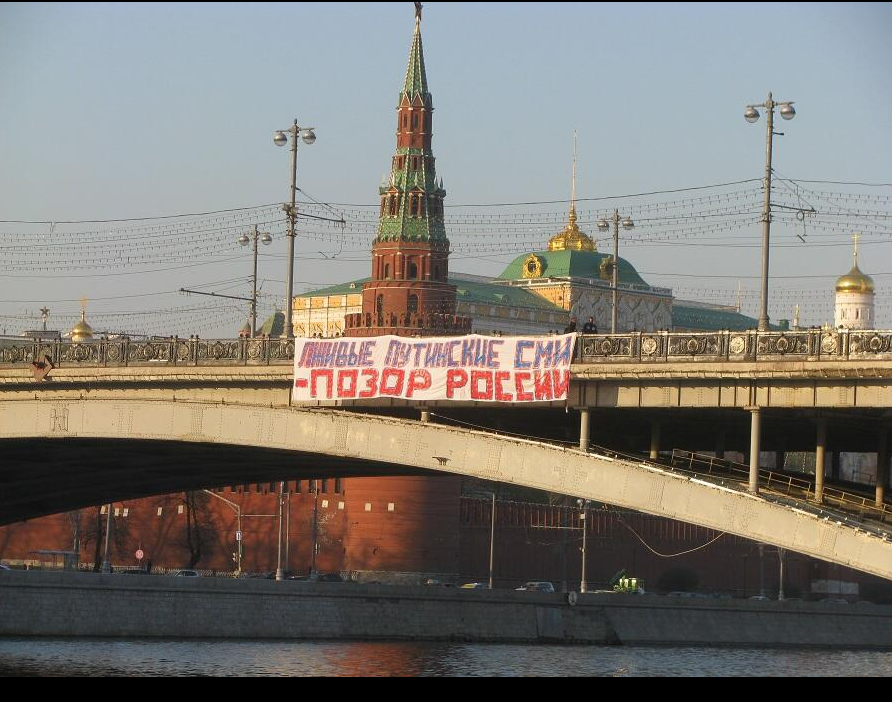 Как освещают войну российские анонимные телеграммные военкоры)...