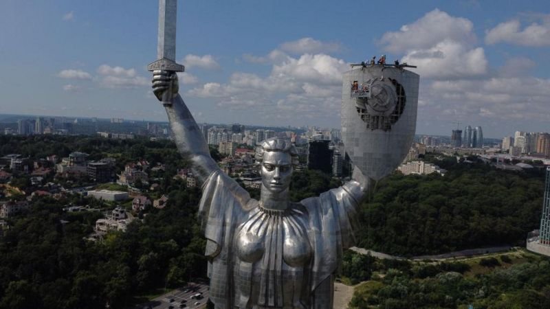 Як зводили монумент Батьківщина-Мати: легенди й історія. І як радянський герб на щиті замінили на Тризуб  (Фото)