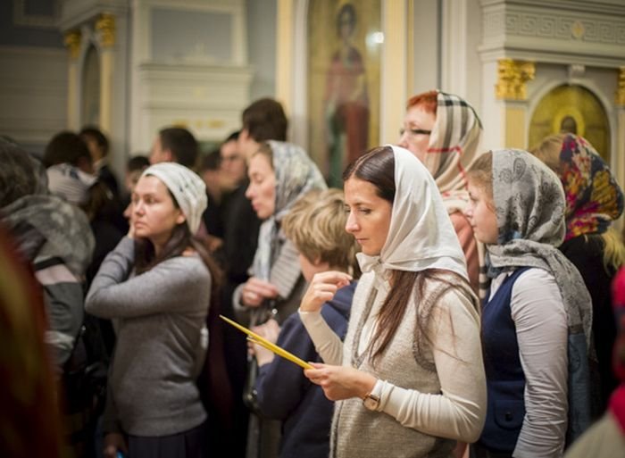 МІФ: жінкам і дівчатам не можна до храму заходити в брюках та непокритою головою